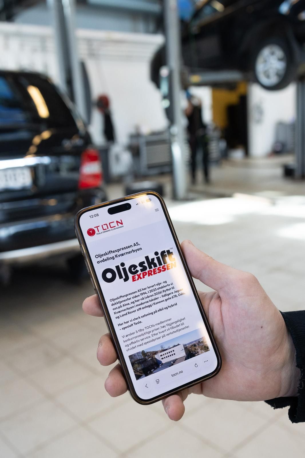 Phone showing the TOCN website featuring Oljeskiftexpressen